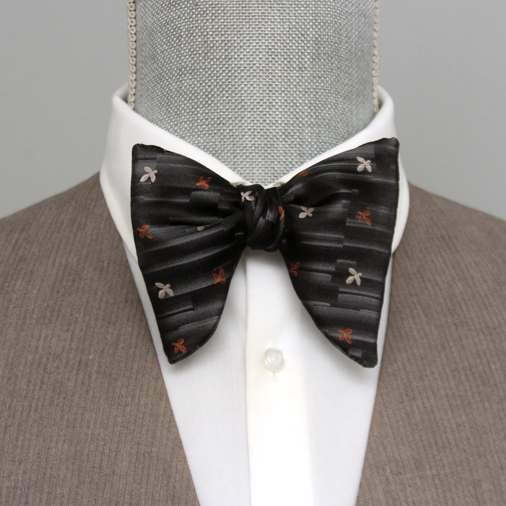Big Butterfly Bow tie in Black Silk Bow Tie