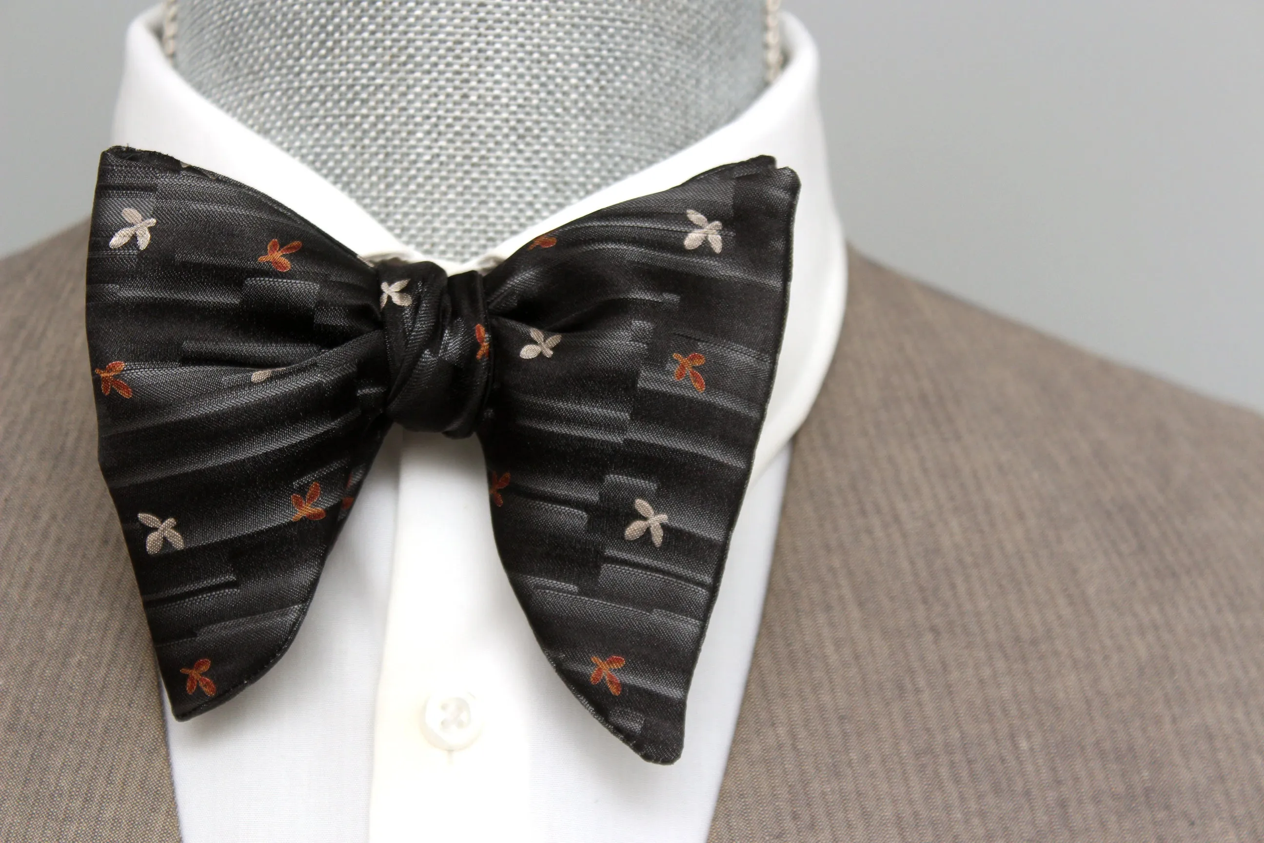 Big Butterfly Bow tie in Black Silk Bow Tie